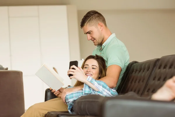 Casal relaxante no sofá — Fotografia de Stock