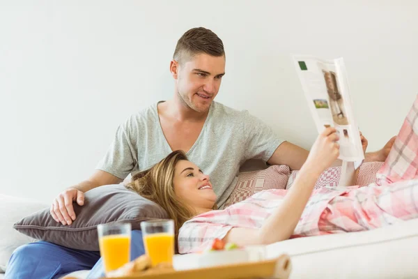 Coppia relax sul divano a colazione — Foto Stock