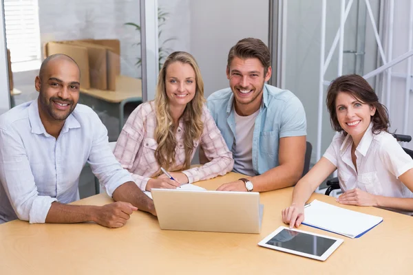 Ondernemers met behulp van digitale tablet in vergadering — Stockfoto