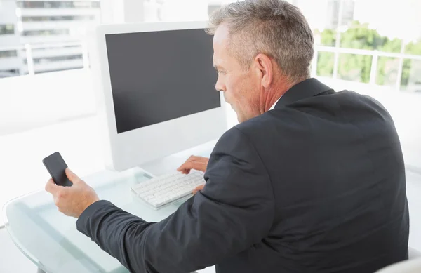 Businessman using computer — Stock Photo, Image