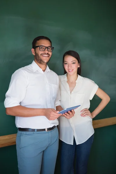 Empresarios con tableta digital — Foto de Stock