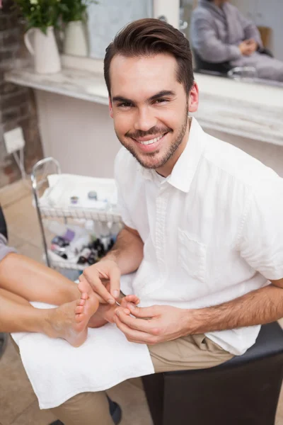 Pedicurist pracy na nogach klientów — Zdjęcie stockowe