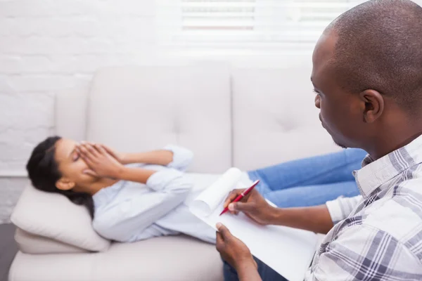 Terapeuta scrittura note sul paziente piangendo — Foto Stock