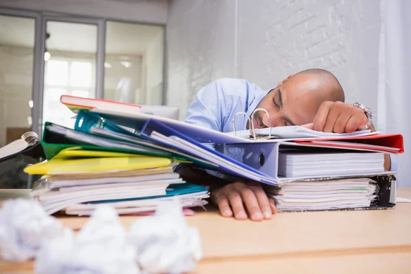 Hombre de negocios con pila de archivos — Foto de Stock