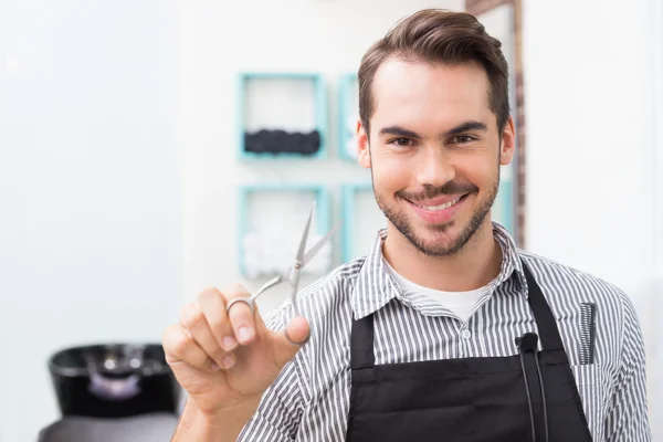 Hår stylist anläggning sax — Stockfoto