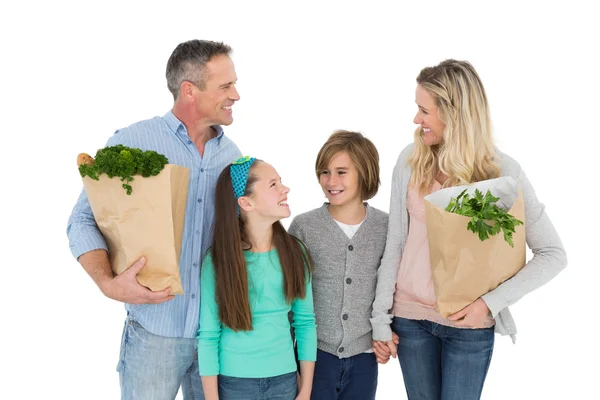 食料品の家族に立って保持袋 — ストック写真