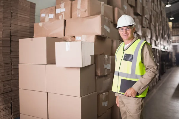 Arbeiter steht im Lager — Stockfoto