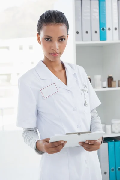 Dokter kijkt naar camera — Stockfoto