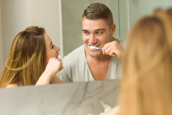 Pareja cepillándose los dientes — Foto de Stock