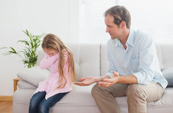 Pai e filha tendo discussão — Fotografia de Stock