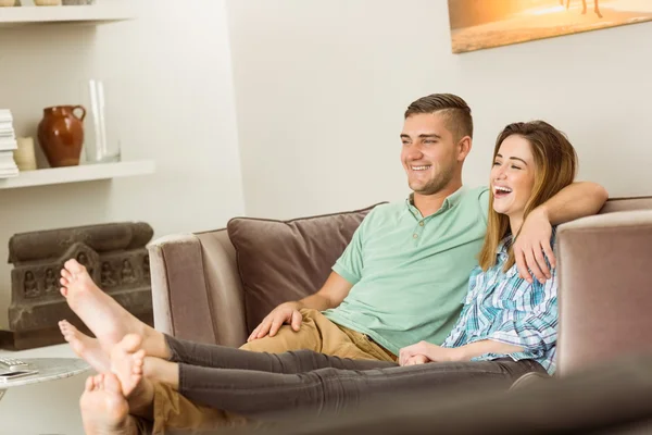 Casal relaxante no sofá — Fotografia de Stock