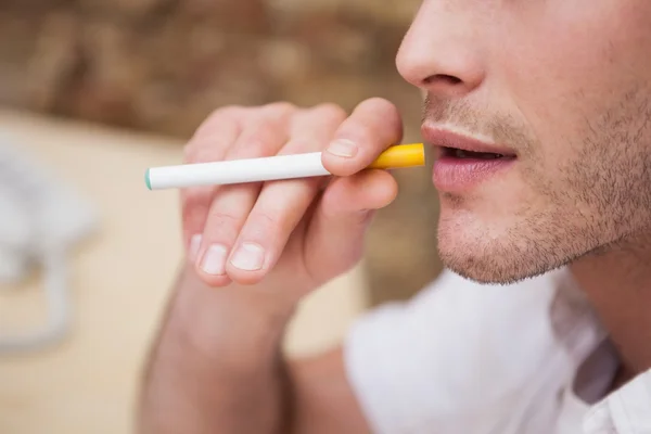 Empresário fumando um cigarro eletrônico — Fotografia de Stock