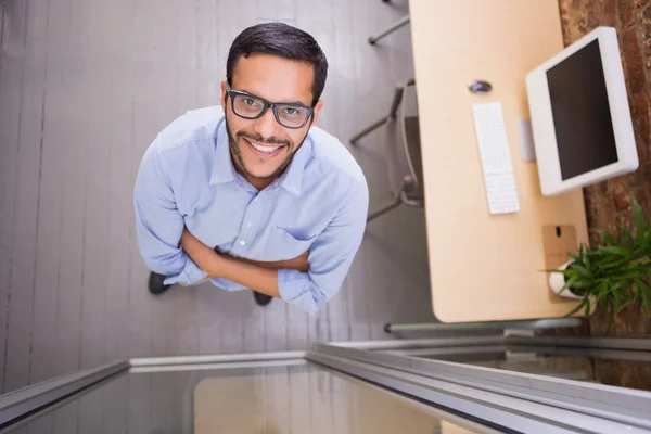 Zakenman met wapens gekruist — Stockfoto