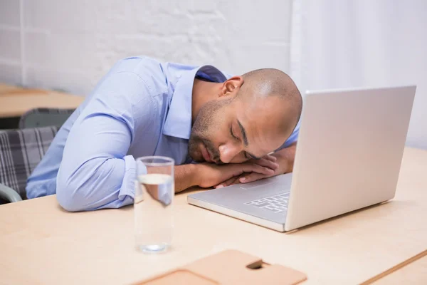 Geschäftsmann schläft am Laptop — Stockfoto