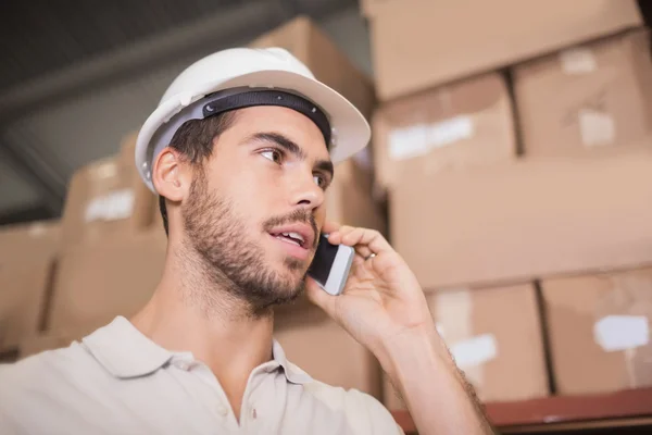 Trabajador usando teléfono móvil —  Fotos de Stock