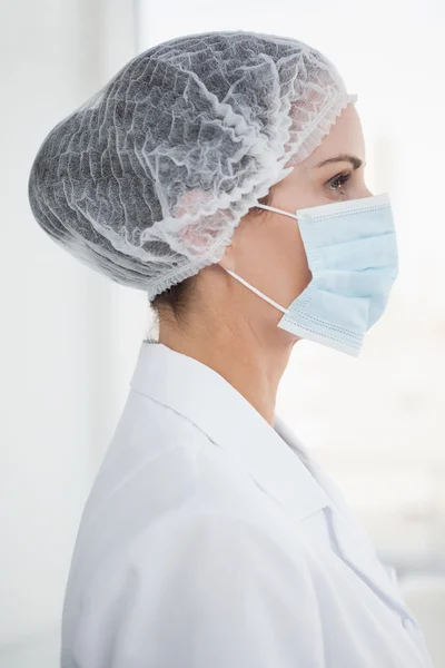 Medico indossando maschera chirurgica — Foto Stock