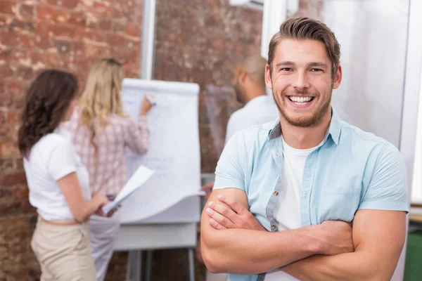 Zakenman glimlachen op camera — Stockfoto