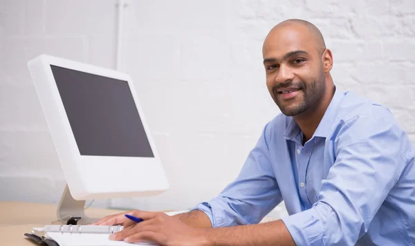 Zakenman met behulp van computer — Stockfoto