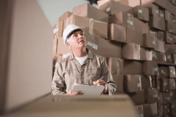 Warehouse worker with clipboard — Stock Photo, Image