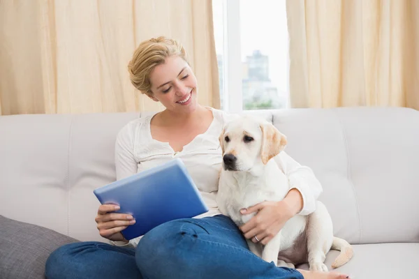 Mujer usando tableta pc con cachorro — Foto de Stock