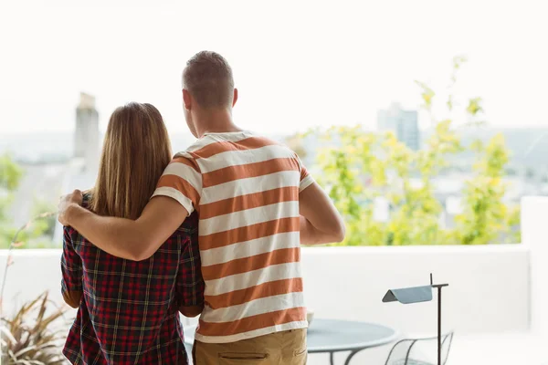 Paar schaut aus dem Fenster — Stockfoto