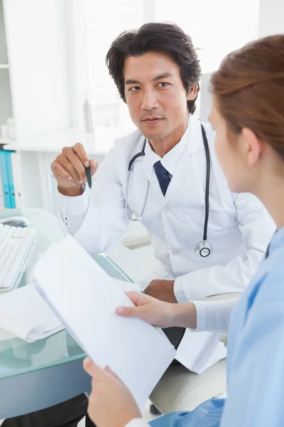 Doctor and surgeon reviewing notes — Stock Photo, Image