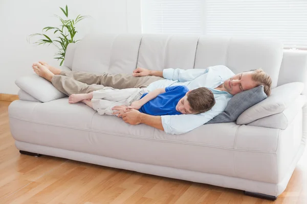 Padre e figlio che dormono — Foto Stock