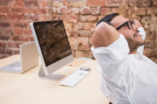 Empresario con las manos detrás de la cabeza — Foto de Stock