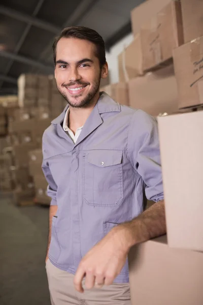 Lavoratore in piedi in magazzino — Foto Stock