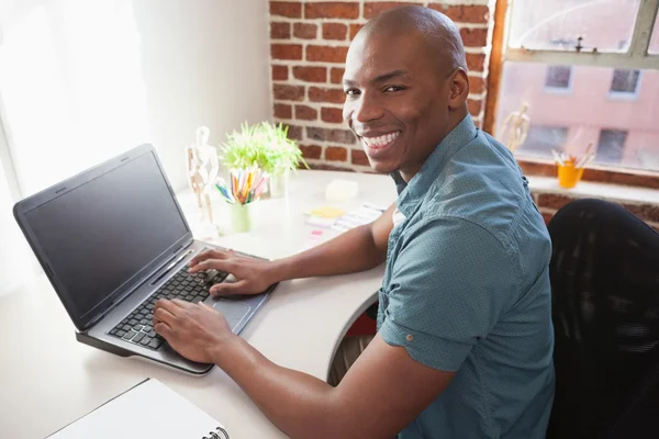 Homem de negócios trabalhando no laptop — Fotografia de Stock