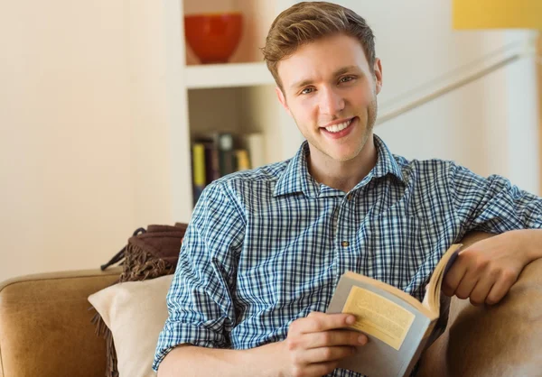 Mann liest auf Couch — Stockfoto