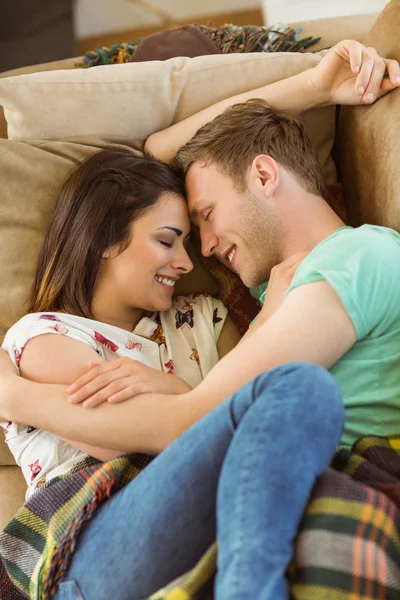 Casal de abraços no sofá — Fotografia de Stock