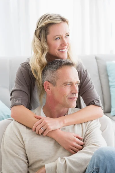 Paar glimlachend en knuffelen — Stockfoto