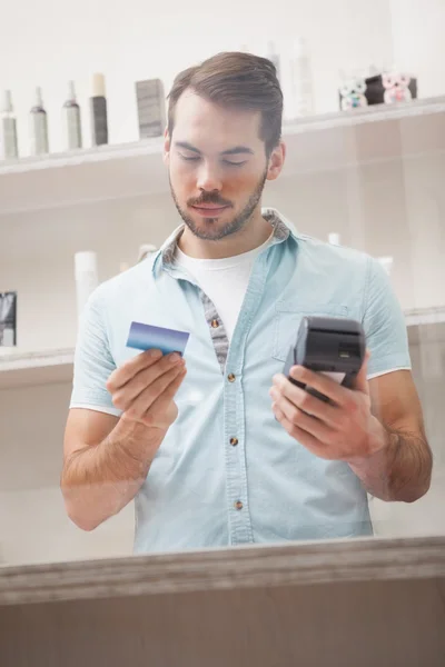 Hairdresser using credit card — Stock Photo, Image