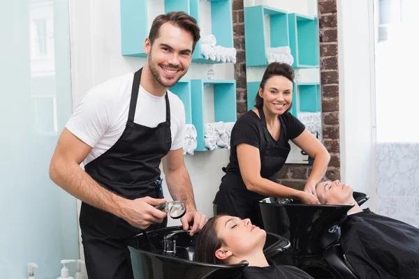 Friseure waschen Kunden die Haare — Stockfoto