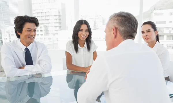 Equipo de negocios hablando juntos — Foto de Stock