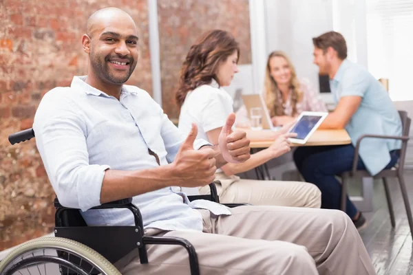 Empresário em cadeira de rodas dando polegares para cima — Fotografia de Stock