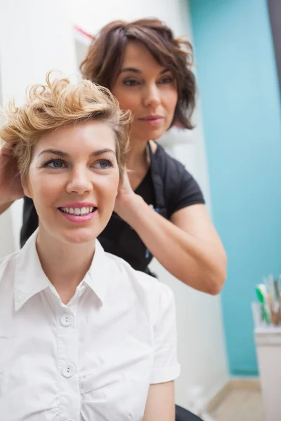 Friseur stylt Kunden Haare — Stockfoto