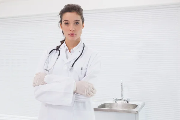 Médico de pé com estetoscópio — Fotografia de Stock