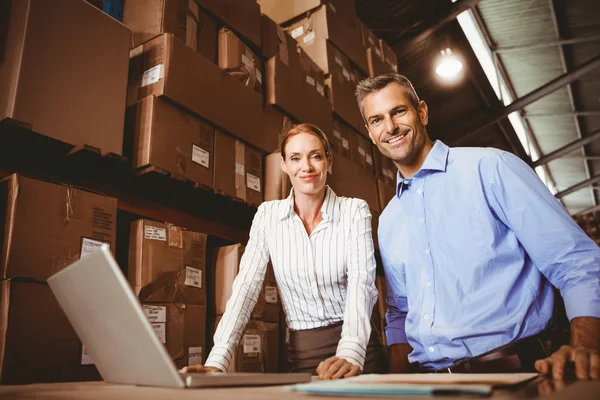 Manager and colleague at warehouse — Stock Photo, Image