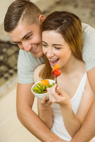 Casal comer salada de frutas — Fotografia de Stock