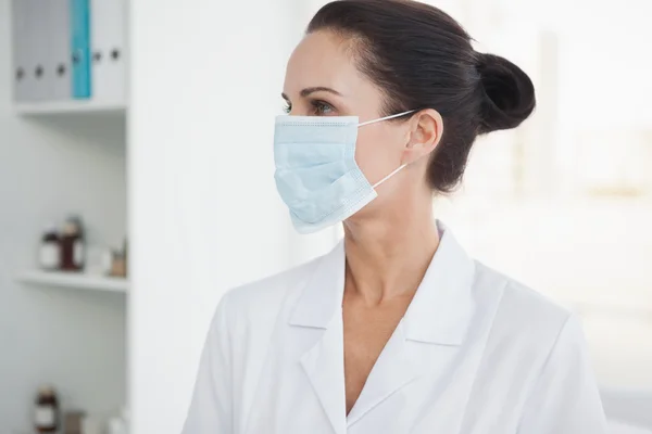 Doktor giyen cerrahi maske — Stok fotoğraf