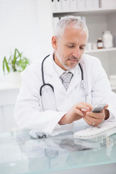 Läkare röra telefonen — Stockfoto