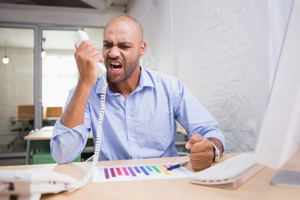 Uomo d'affari che utilizza il telefono — Foto Stock