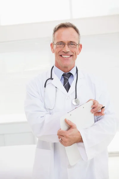 Doctor holding clipboard Royalty Free Stock Images