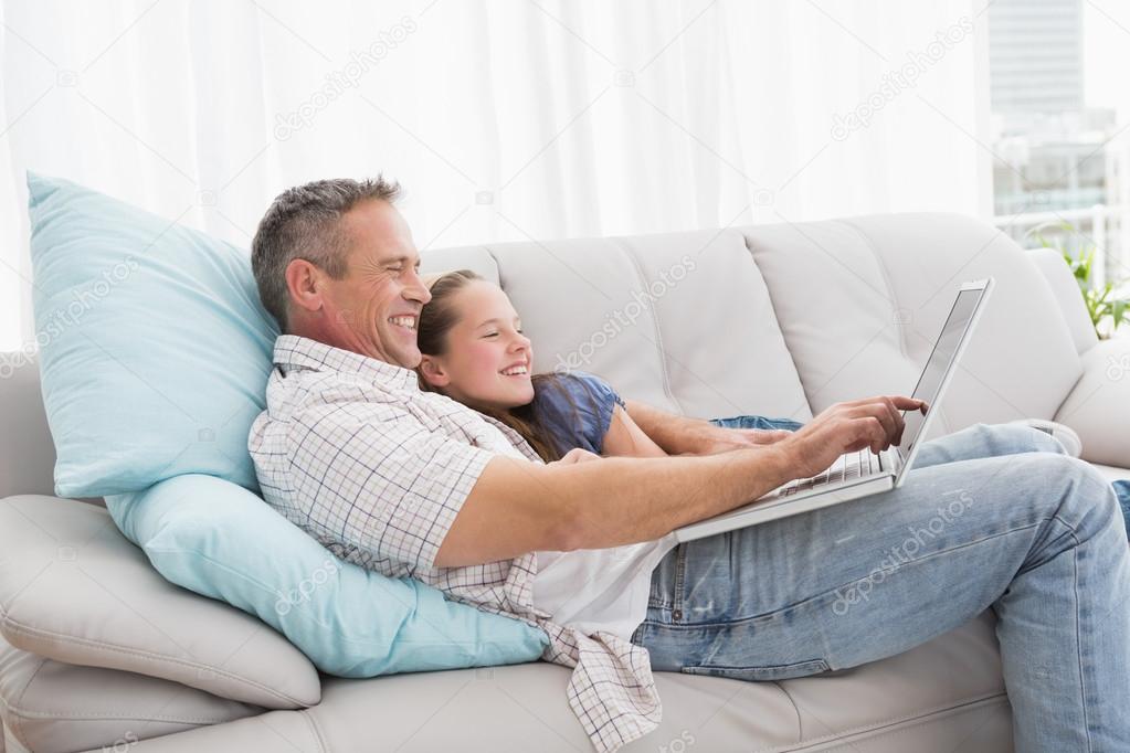 Pai, Ligação E Menina Com Telefone No Sofá Relaxante Em Casa Ou Em