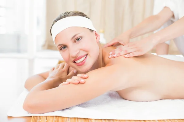 Loira desfrutando de uma massagem — Fotografia de Stock