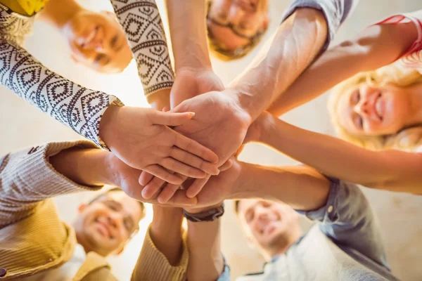 Happy business team att gå med sina händer — Stockfoto