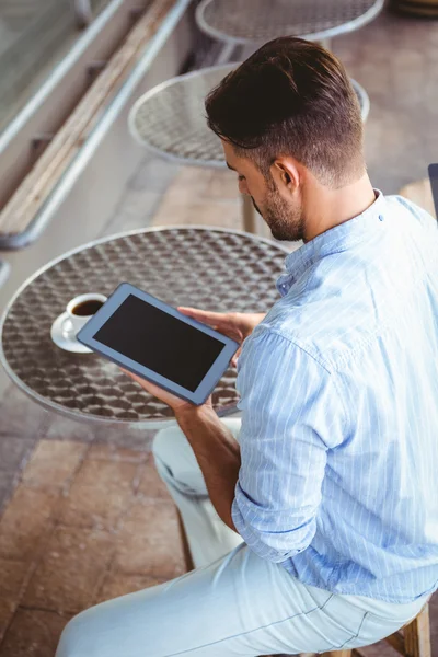 Empresário atento usando um tablet — Fotografia de Stock