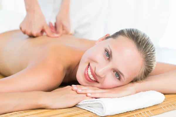 Blonde genieten van een massage — Stockfoto